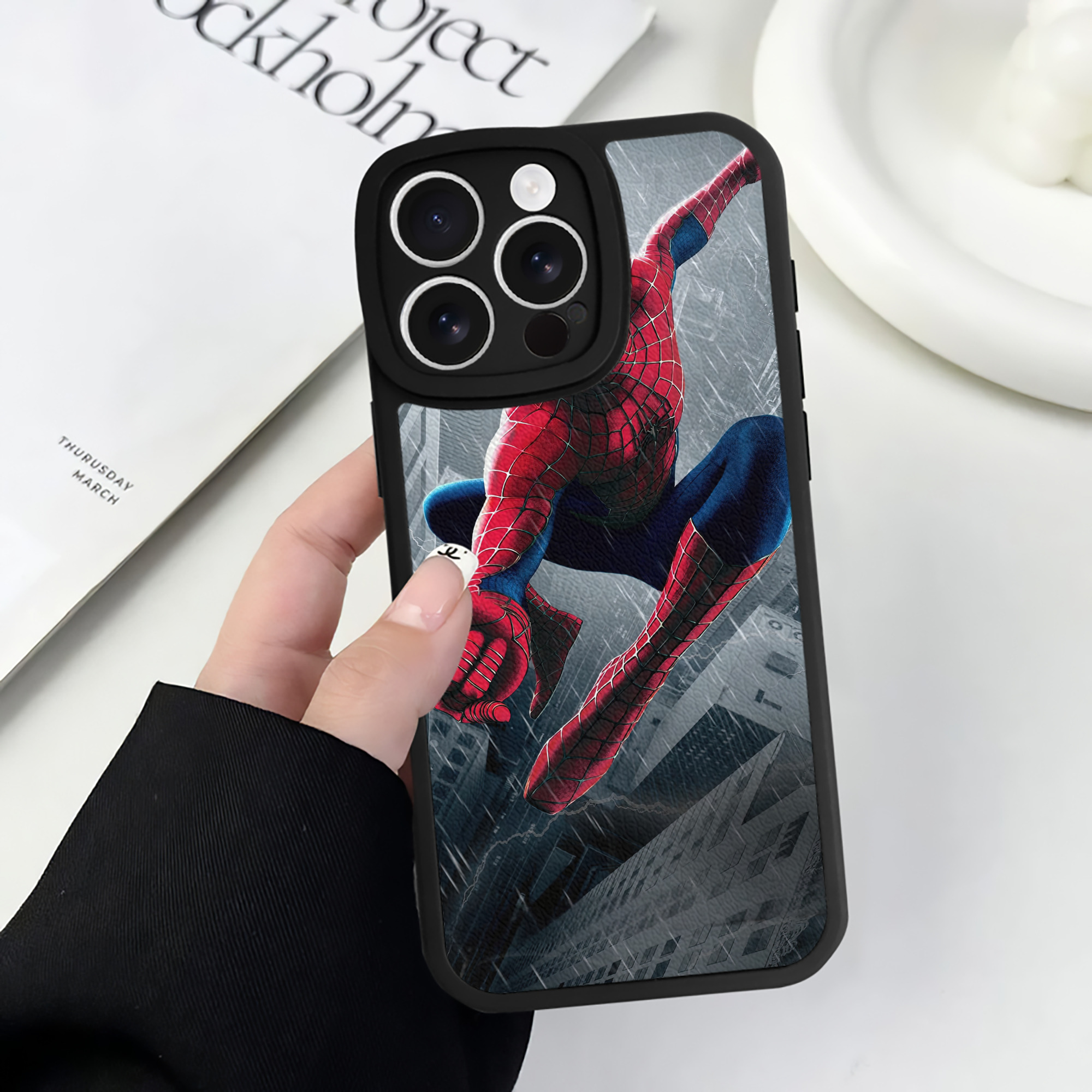 （画像用） Spider Man スパイダーマン 【iPhone 16シリーズ対応】シリコンスマホケース（レザー調） 材質：シリコン